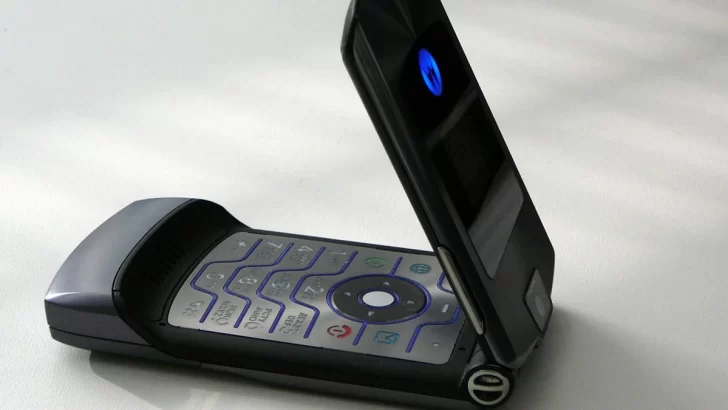 Motorola planea relanzar el Razr como un smartphone con pantalla plegable de 1.500 dólares según WSJ