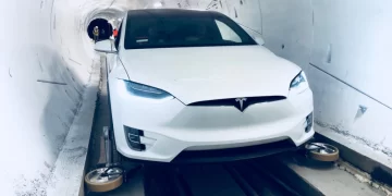 Elon Musk abre su primer túnel y accesorios que permiten que coches vayan a 240 km/h en ciudad