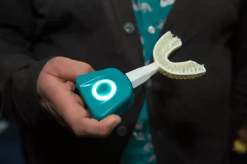 Y-Brush: El cepillo que limpia tus dientes en 10 segundos