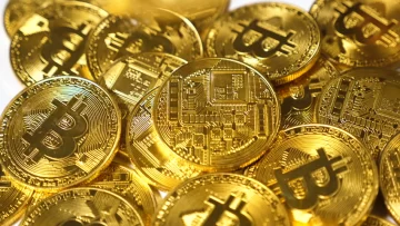 Bitcoin cae por debajo de 8 mil dolares mientras el mercado se recupera