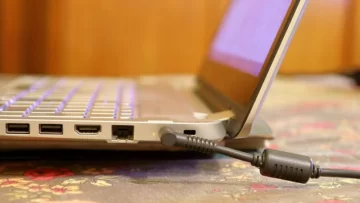 ¿Es mejor tener la laptop siempre enchufada o usar la batería?