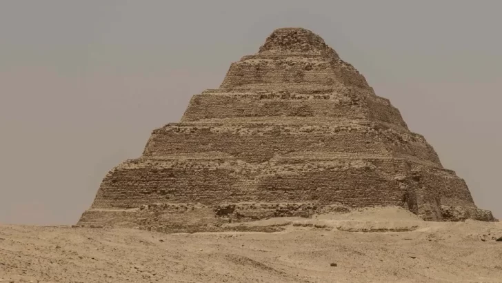Descubren pirámide de una reina desconocida con cientos de momias en Egipto