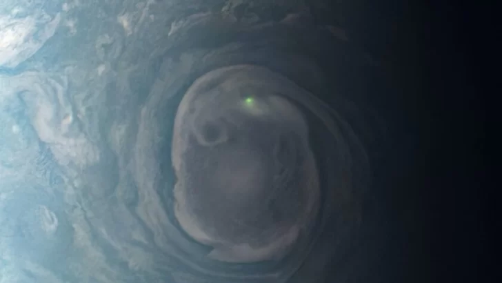 La NASA descubre un impactante rayo en Júpiter
