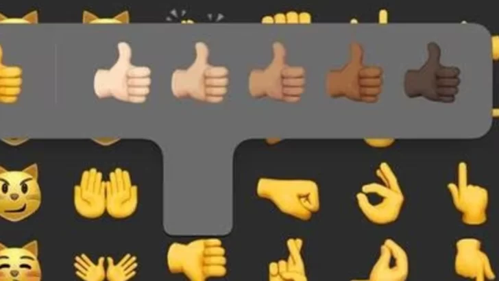 Increíble: multa de 82 mil dólares por usar el emoji del pulgar para arriba en WhatsApp