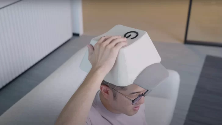 El Gboard Hat, el invento de Google que es una gorra y un teclado