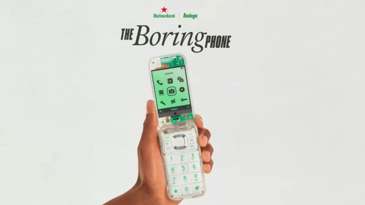  Heineken lanza un nostálgico teléfono móvil transparente: qué es el Boring Phone 