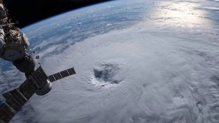 El huracán Beryl y su avance por el Caribe