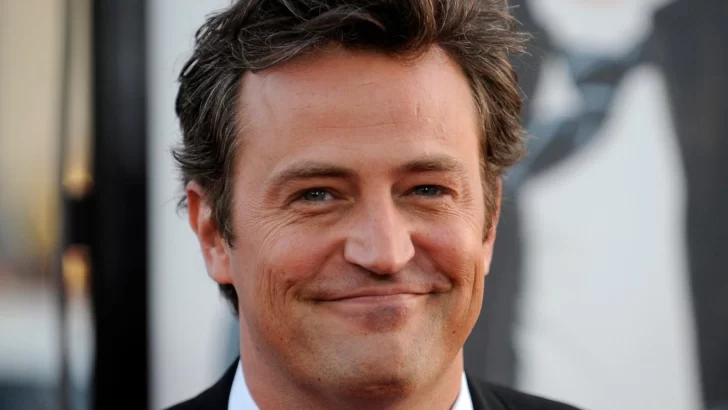 5 personas fueron arrestadas por la muerte de Matthew Perry, protagonista de la serie “Friends”