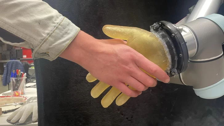  Científicos crean piel robótica sensible y duradera inspirada en el tacto humano 
