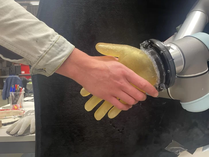 Científicos crean piel robótica sensible y duradera inspirada en el tacto humano