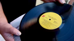 Los discos de vinilo y CD ahora son más populares que las descargas de música de iTunes