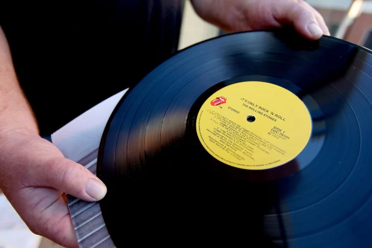 Los discos de vinilo y CD ahora son más populares que las descargas de música de iTunes