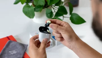 ¡Adiós a los auriculares sucios! Google te avisará cuándo limpiarlos