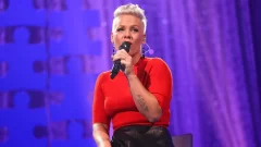 Pink confiesa que casi muere a los 16 años: qué le ocurrió
