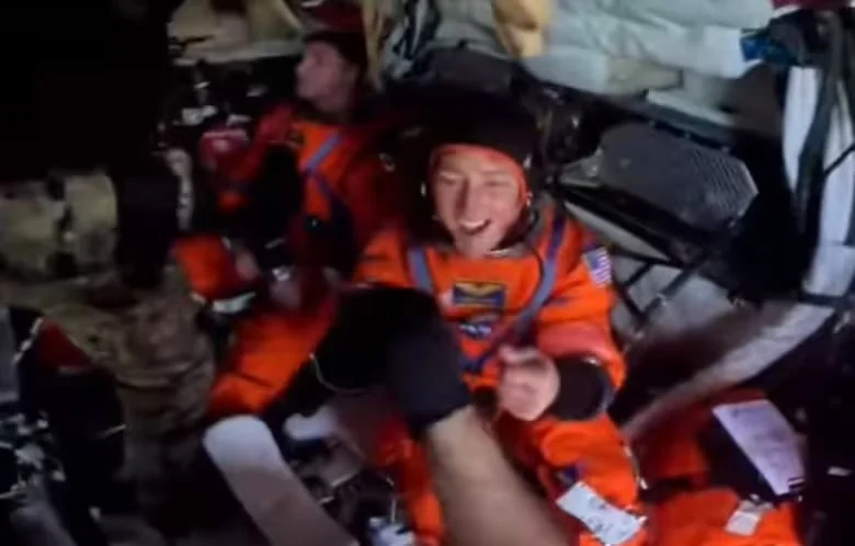 En primera persona: así fue el emotivo encuentro entre los astronautas de Artemis II y el equipo que los rescató tras regresar de la Luna