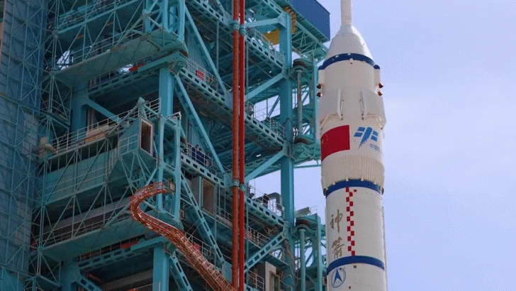 Shenzhou_18_rollout_25-728x410