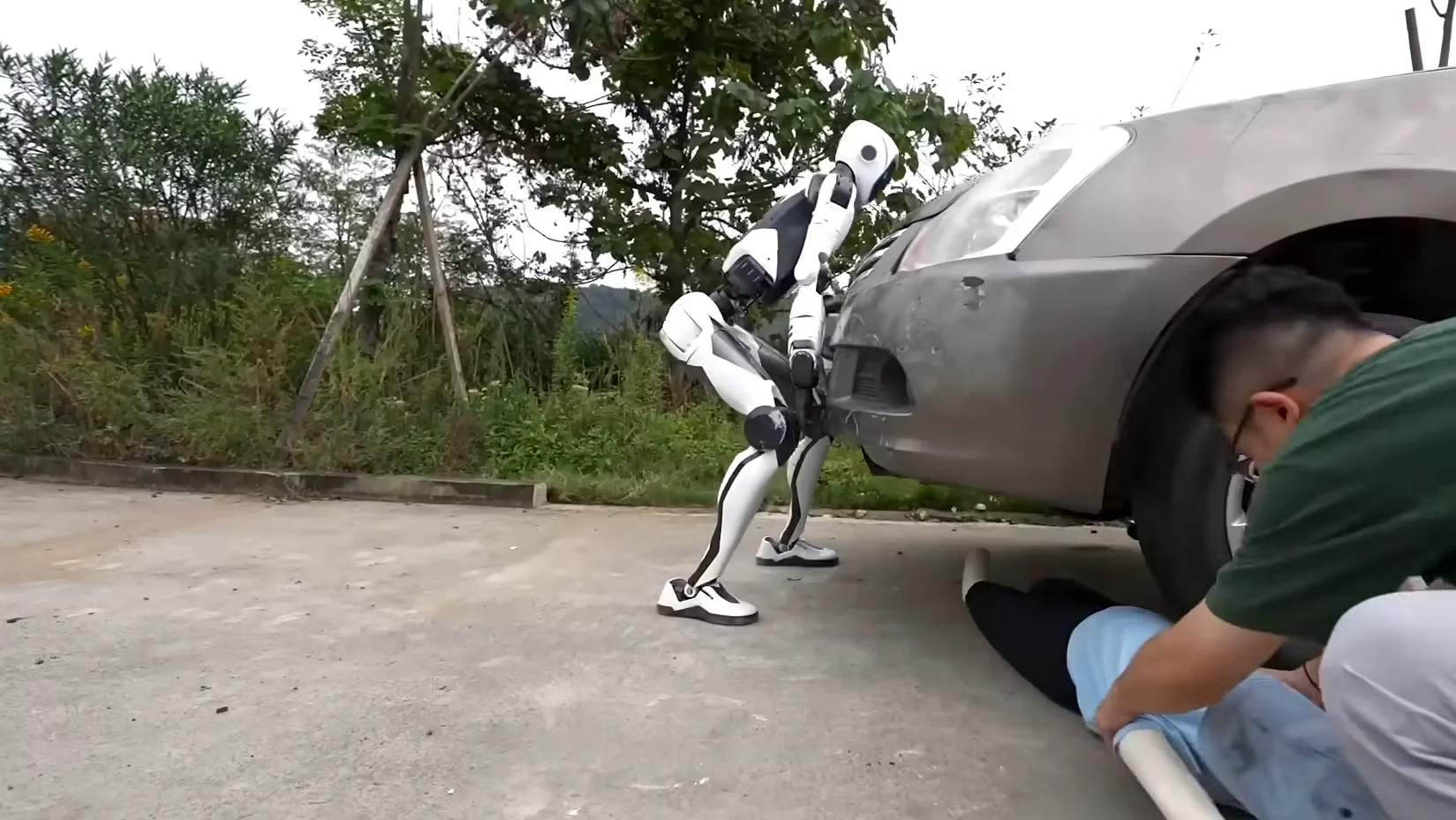 Unitree H2-X: el robot chino que levanta coches y desarma ladrones acelera la carrera frente a Tesla